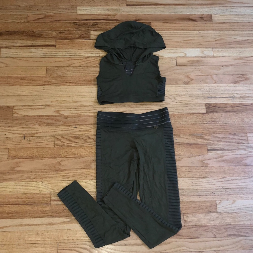 Scrunch booty and hooded top workout set